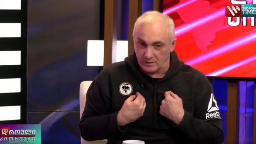 “დღეს გავიგე, რომ ამ შვიდ ჩა**რილ TV-იმედის შვიდივე ,,ტიტუშკას’’ ადვოკატი აუყვანია და მე შემომითვალეს, აღიაროს ელიზბარაშვილმა, რომ ჩვენ დაგვემუქრა ,, ჩაგვა******ა’’ და საჩივარს უკან გავიტანთო” – თამაზ ელიზბარაშვილი