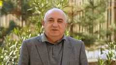 ვალერი გელბახიანი: თვითონ ქოლცენტრის ხელმძღვანელები ამბობენ, რომ ელისო კილაძე გვყავდა დაქირავებული, ვუხდიდით ხელფასს, თვეში 5500 დოლარს, რომელსაც ელისო კილაძე ხელფასის სახით ურიგებდა მის ჟურნალისტებს "ქრონიკა+"-ში