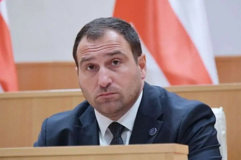 ირაკლი კირცხალია: რამდენიმედღიანი ფიქრის შემდეგ ევროკავშირის წარმომადგენლობამ მორიგი უტიფარი განცხადება გაავრცელა - ევროკავშირის წარმომადგენლობამ უნდა განმარტოს, რა სტანდარტებით ხელმძღვანელობს საქართველოში ღონისძიებების დაფინანსებისა და ორგანიზებისას, როგორ უზრუნველყოფს მათი მიზნობრიობის დაცვას და რა პასუხისმგებლობას იღებს საზოგადოებრივი უსაფრთხოების საკითხებზე