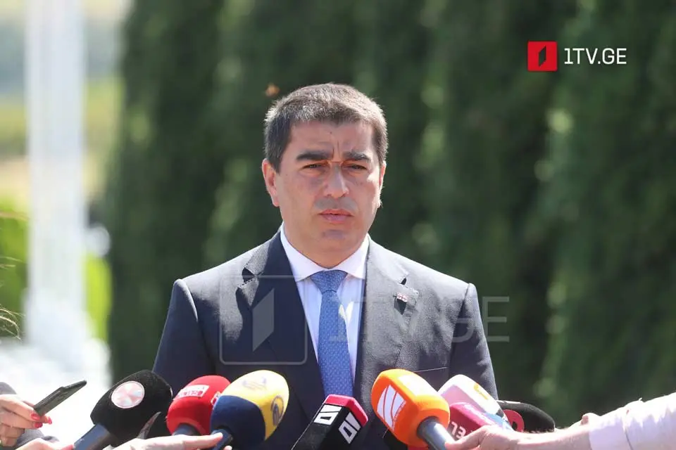 შალვა პაპუაშვილი – ჰერჩინსკი გვეუბნება, რომ დედის გინება, მონის წოდება და ფაშიზმი საქართველოს კულტურული მემკვიდრეობაა, ვის რაში სჭირდება მისი დამტვრეული ქართული, ასეთ რამეს თუ აკადრებს ქართველ ხალხს