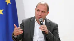 გივი მიქანაძე: სკოლებთან დაკავშირებით ვრცელდება ცრუ ინფორმაცია, თითქოს რომელიმე სკოლის ადგილას რაიმე სხვა შენობის აშენება იგეგმება - ეს ტყუილია. სადაც კი სკოლის დემონტაჟი განხორციელდება, იმ ადგილზე აშენდება თანამედროვე სტანდარტების სკოლა