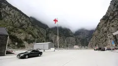 დარიალის ხეობაში ადრეული გაფრთხილების სისტემის სიგნალის შემდეგ, საბაჟოდან ხალხის ევაკუაცია მოხდა. მოძრაობა შეჩერებულია | შსს