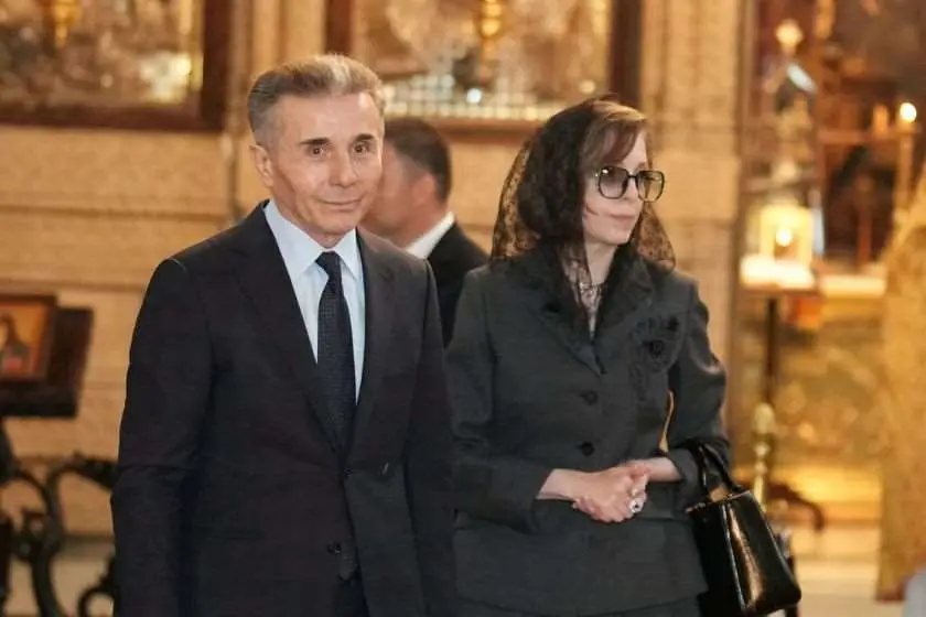 „ქართული ოცნების“ დამფუძნებელმა და საპატიო თავმჯდომარემ ბიძინა ივანიშვილმა, მეუღლესთან, ეკატერინა ხვედელიძესთან ერთად ნოდარ დუმბაძის მეუღლის, ნანული გუგუნავას ოჯახს მიუსამძიმრა
