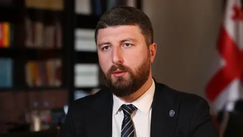 არჩილ გორდულაძე: "ნაცმოძრაობას" სჩვევია თავისი დანაშაულების გადაბრალება სხვისთვის და განსაკუთრებით, ერისკაცისთვის, ჩვენი პარტიის დამფუძნებლისთვის, რომლის მთავარი იდეოლოგია და ჩვენი პარტიის იდეოლოგიაც ადამიანის უფლებების განუხრელად დაცვაა