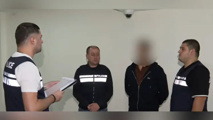 სამართალდამცველებმა არასრულწლოვნების მიმართ ჯგუფურად განხორციელებული დამამცირებელი და არაადამიანური მოპყრობის, ასევე, ანალოგიური დანაშაულის ორგანიზების ბრალდებით ერთი პირი დააკავეს