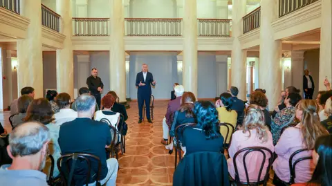აჭარის მთავრობის თავმჯდომარე ზურაბ პატარაძე ბათუმის ილია ჭავჭავაძის სახელობის პროფესიული სახელმწიფო დრამატული თეატრის დასს შეხვდა
