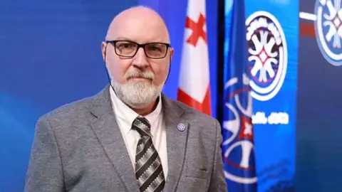 დავით ქართველიშვილი თეა ადეიშვილის და ლაშა ბაქრაძის რეპლიკაზე: როცა ერთი საბაბიც არ გაქვს, პრემიერზე რაიმე ცუდი თქვა და ინგლისურის აქცენტს უწუნებ... სექტაა, აბა რა არის ეს?!