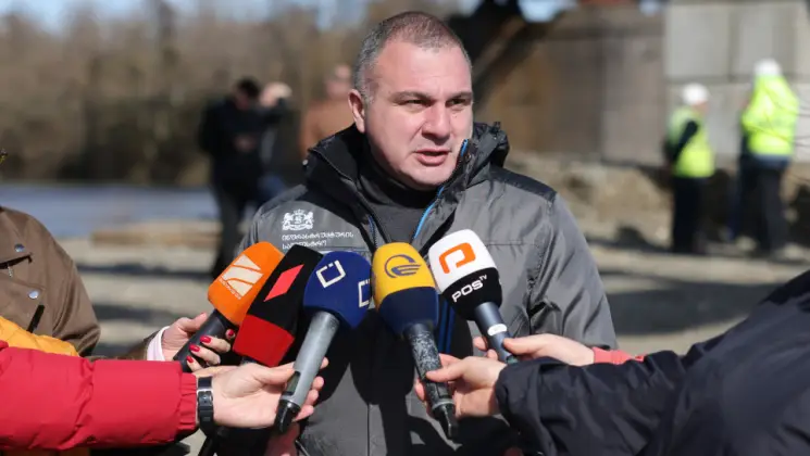 საგზაო ინფრასტრუქტურის მშენებლობის ტემპის შენელებაზე საუბარი უბრალოდ არასერიოზულია - რევაზ სოხაძე