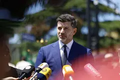 კახა კალაძე: ვილი სანიოლის სახელთან მუდამ იქნება დაკავშირებული დღე, როცა საქართველომ პირველად მოიპოვა ევროპის ჩემპიონატის ფინალურ ეტაპზე თამაშის უფლება - სანიოლი და მისი სამწვრთნელო გუნდი სამუდამოდ დარჩება ჩვენი ქალაქის, ქვეყნისა და ფეხბურთის ისტორიის განუყოფელ ნაწილად. მადლობა!
