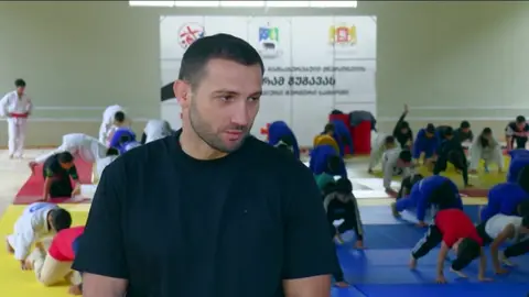 "ქართული ოცნების" ახალგაზრდული ორგანიზაციის შეხვედრაზე დაისვა საკითხი, რომ ლენტეხში ესაჭიროებოდათ სპორტული ინვენტარი, აქ მომავალი თაობა ვარჯიშობს, რომელიც მართლა ღირსეული მოქალაქეები უნდა იყვნენ - ვარლამ ლიპარტელიანი