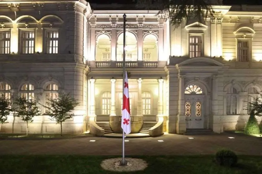 სოხუმის დაცემიდან 33 წლისთავთან დაკავშირებით და აფხაზეთის ომში დაღუპულთა ხსოვნისადმი პატივის მისაგებად, საქართველოს პრეზიდენტის სასახლეზე სახელმწიფო დროშა დაეშვა