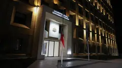 სოხუმის დაცემის დღესთან დაკავშირებით მთავრობის ადმინისტრაციის შენობაზე სახელმწიფო დროშა დაეშვა