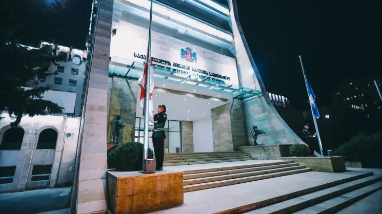სოხუმის დაცემის 33 წლისთავთან დაკავშირებით და აფხაზეთის ომში დაღუპულთა ხსოვნის პატივის მიგების მიზნით, შინაგან საქმეთა სამინისტროს ყველა ადმინისტრაციულ შენობაზე, სახელმწიფო დროშები დაშვებულია