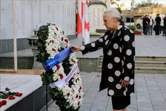 აშშ საელჩო: დღეს სოხუმის ტრაგიკული დაცემიდან 33 წელი გავიდა. ჩვენს ქართველ პარტნიორებთან ერთად ვიხსენებთ მათ თავგანწირვასა და სიმამაცეს, ვინც საქართველოს დასაცავად სიცოცხლე გაიღეს და მათ, ვინც ომის შედეგად იძულებული გახდნენ, საკუთარი სახლ-კარი დაეტოვებინათ