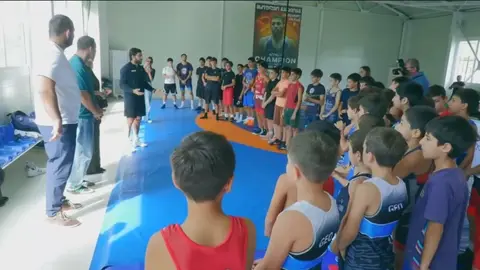 ამბროლაურში, საჭიდაო დარბაზს, "ქართული ოცნების" ახალგაზრდული ორგანიზაციისა და სპორტის სამინისტროს მხარდაჭერით სპორტული ინვენტარი გადაეცა