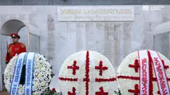ერთ-ერთი უმძიმესი თარიღი საქართველოს უახლეს ისტორიაში და ხალხმრავლობა დაღუპულ გმირთა მემორიალთან - დღეს სოხუმის დაცემიდან 33 წელი გავიდა