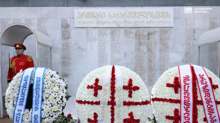 ერთ-ერთი უმძიმესი თარიღი საქართველოს უახლეს ისტორიაში და ხალხმრავლობა დაღუპულ გმირთა მემორიალთან - დღეს სოხუმის დაცემიდან 33 წელი გავიდა