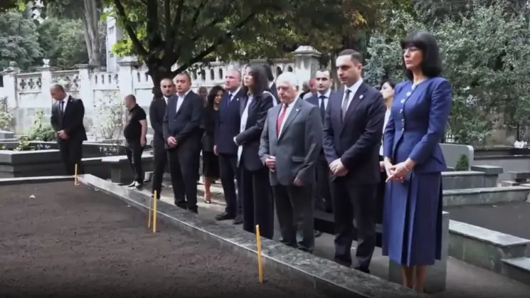 სოხუმის დაცემის დღეს, შერიგებისა და სამოქალაქო თანასწორობის საკითხებში სახელმწიფო მინისტრი თეა ახვლედიანი, ეროვნული გმირის ჟიული შარტავას საფლავზე იმყოფებოდა