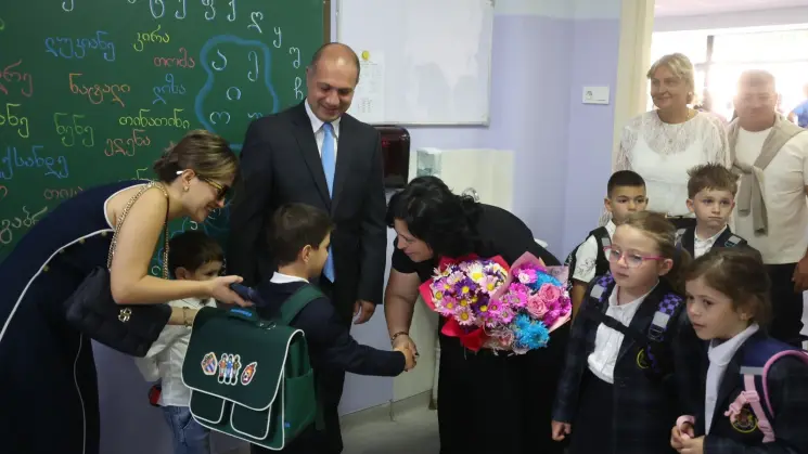გივი მიქანაძემ მოსწავლეებსა და მასწავლებლებს ახალი სასწავლო წლის დაწყება პირველი ექსპერიმენტული საჯარო სკოლიდან მიულოცა