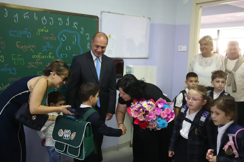 გივი მიქანაძემ მოსწავლეებსა და მასწავლებლებს ახალი სასწავლო წლის დაწყება პირველი ექსპერიმენტული საჯარო