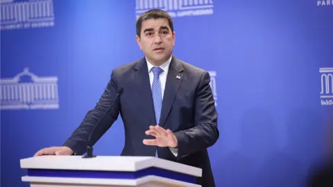 შალვა პაპუაშვილი: ადამიანის უფლებების დაცვა მისი ქცევის გამართლებას არ მოითხოვს. შეგიძლია იდავო სასჯელზე, მაგრამ დაგმო პოლიციელზე ძალადობა; დაიცვა გამოხატვის თავისუფლება, მაგრამ დაგმო მოქალაქეთა შეურაცხყოფა. ევროკავშირისგან ამ თანმიმდევრულობას ვითხოვთ