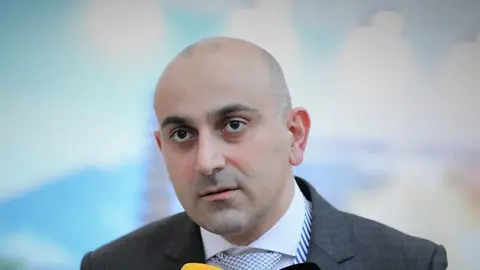 "IRI-ს კვლევა ჩაუტარებია და მიდის ჩხუბი ოპოზიციაში. თურმე, ქოცებს 36% აქვთ და ოპოზიციას, ჯამში, ორჯერ ნაკლებიო. იქ "ლელო" არ იზომებაო, ჩერგო გიჟს გავსო, რადგან არა 20%, არამედ 0 უწერიაო" - ალექსანდრე რაქვიაშვილი
