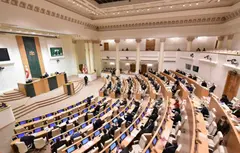 პარლამენტმა პირველი მოსმენით მხარი დაუჭირა ცვლილებას, ერთიანი, 100 000-ლარიანი ზღვრის დაწესების შესახებ,
