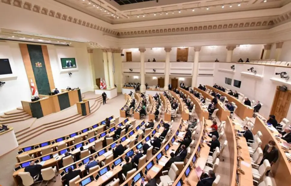 პარლამენტმა პირველი მოსმენით მხარი დაუჭირა ცვლილებას, ერთიანი, 100 000-ლარიანი ზღვრის დაწესების შესახებ,