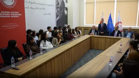აფხაზეთის მთავრობის თავმჯდომარე კავკასიის საერთაშორისო უნივერსიტეტის სტუდენტებს შეხვდა