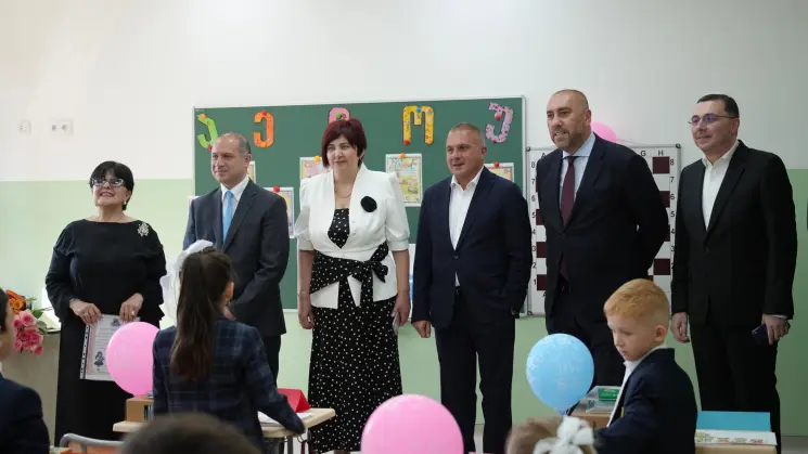 ზურაბ აბაშიძე თბილისის ახლად რეაბილიტირებული 76-ე საჯარო სკოლის გახსნას დაესწრო