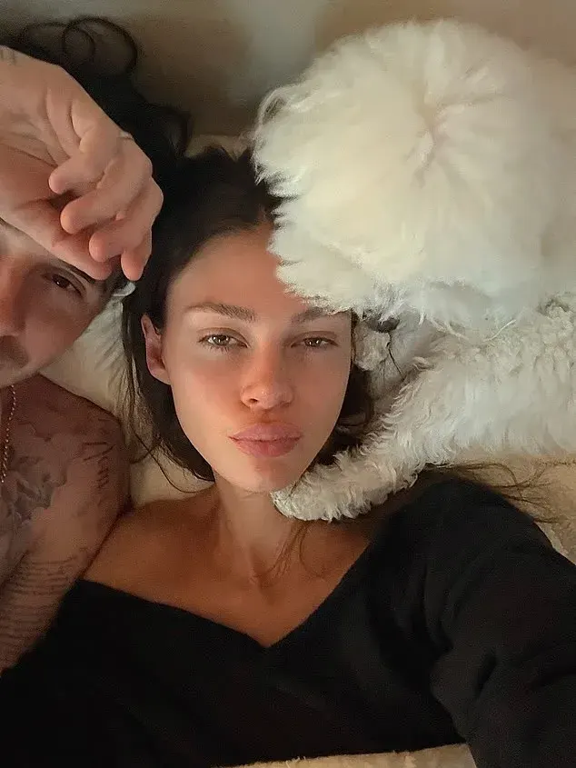ბრუკლინ ბექჰემმა და ნიკოლა პელცმა ერთად გატარებული შვიდი წელი ხუთშაბათს Instagram-ზე ერთმანეთის მსგავსი ემოციური პოსტების გამოქვეყნებით აღნიშნეს.