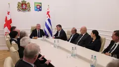 აჭარის მთავრობის თავმჯდომარე ზურაბ პატარაძე უმაღლესი საბჭოს თავმჯდომარეს ცოტნე ანანიძეს და უმაღლესი საბჭოს უმრავლესობის წევრებს შეხვდა