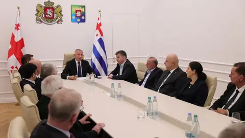 აჭარის მთავრობის თავმჯდომარე ზურაბ პატარაძე უმაღლესი საბჭოს თავმჯდომარეს ცოტნე ანანიძეს და უმაღლესი საბჭოს უმრავლესობის წევრებს შეხვდა