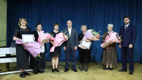 "პედაგოგებო, თქვენი წარმატება ჩვენი ბავშვების წარმატებაა, მათი განათლება და განვითარება კი ჩვენი ქალაქისა და ქვეყნის მომავლის საფუძველია" - ფოთის მერმა განათლების მინისტრთან ერთად წარმატებული პედაგოგები დააჯილდოვა