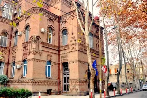 განათლების სამინისტრო: სკოლებში ინფრასტრუქტურული სამუშაოების განხორციელების მიზანი მხოლოდ და მხოლოდ მოსწავლეებისა და მასწავლებლებისთვის უსაფრთხო და თანამედროვე სტანდარტების შესაბამისი სასწავლო გარემოს შექმნაა. რაც შეეხება ზოგიერთი სკოლის სასწავლო პროცესის ალტერნატიულ სივრცეში გადატანას, აღნიშნული წარმოადგენს დროებით აუცილებლობას