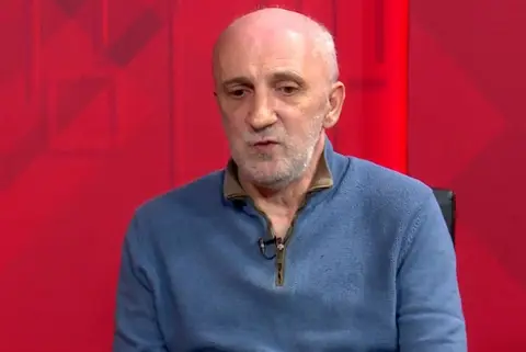 ,, ჩვენი ხელისუფლების “ბრძნული” პოლიტიკა კი გვეუბნება – სამაგიეროდ თავს თბილი სითხით გვბანენო…“ – გია ხუხაშვილი