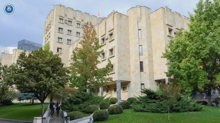 ავტომობილის მოძრაობის უსაფრთხოების წესის დარღვევის ფაქტზე, რამაც ორი ადამიანის სიცოცხლის მოსპობა გამოიწვია, ბრალდებულს სასამართლომ 7 წლით თავისუფლების აღკვეთა მიუსაჯა