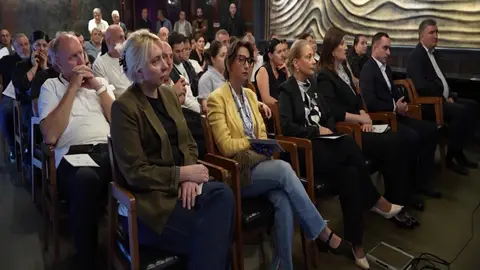 აფხაზეთის მთავრობის თავმჯდომარე, ფინანსთა და ეკონომიკის მინისტრთან ერთად, ქუთაისში, აფხაზეთიდან დევნილი მოსახლეობისთვის გამართულ საინფორმაციო შეხვედრას დაესწრო