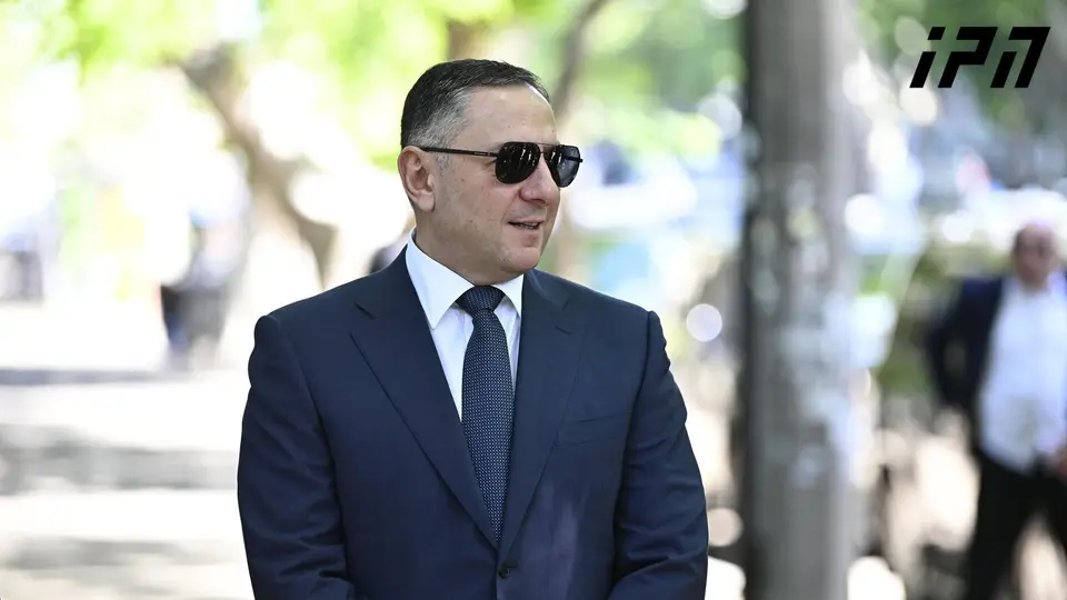 გიორგი გახარიას საქმეზე სასამართლოში ჩვენებას ვახტანგ გომელაური აძლევს