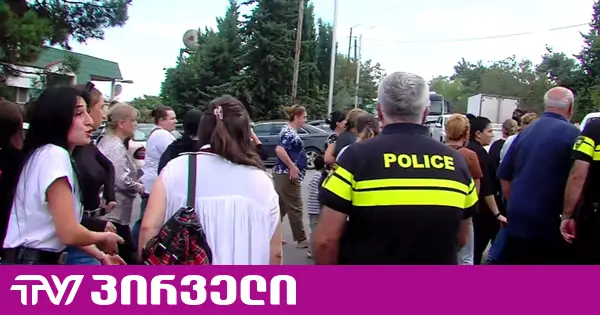 ხმაური და დაპირისპირება ველისციხეში - მოქალაქეებმა გზა გადაკეტეს
