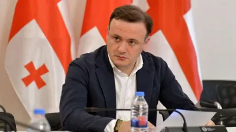 "მზია ამაღლობელიც ამათი მსხვერპლია. ამათი დატრენინგებული, მხარდაჭერილი, დაფინანსებული აქტივისტი, რომელმაც პოლიციას ხელი გაარტყა. პოლიციელის სახეში გარტყმის გამო აჯილდოებენ პოლონეთში?" - ირაკლი ზარქუა