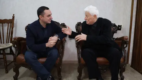გიორგი ჯინჭარაძემ 100 წლის აფხაზეთიდან დევნილ ვეტერანს დაბადების დღე მიულოცა