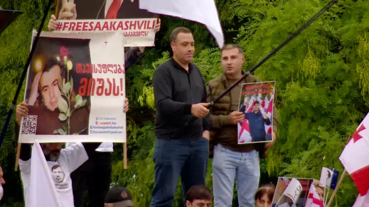 რამდენიმედღიანი ანონსის და მოწოდებების მიუხედავად, "ნაციონალურმა მოძრაობამ" სააკაშვილის მხარდამჭერი აქცია მითითებულ დროს ვერ დაიწყო