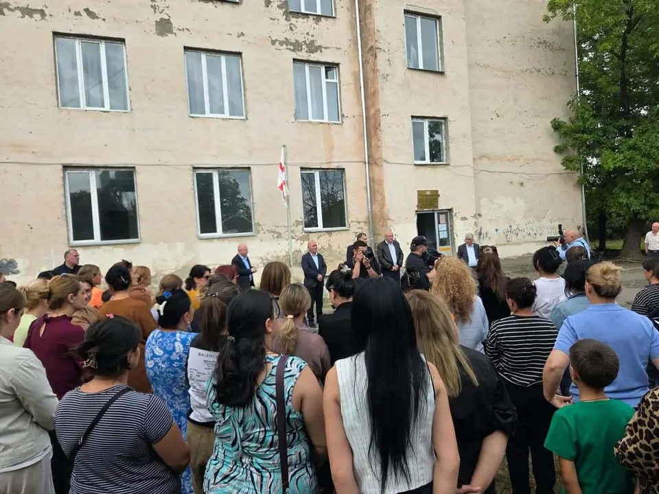 მშობლებსა და სამინისტროს წარმომადგენლების შეხვედრაზე შეთანხმდნენ, რომ ველისციხეში საჯარო სკოლას გადაუდებელი სარეაბილიტაციო სამუშაოები ჩაუტარდება, რის შემდეგაც სასწავლო პროცესი აღდგება