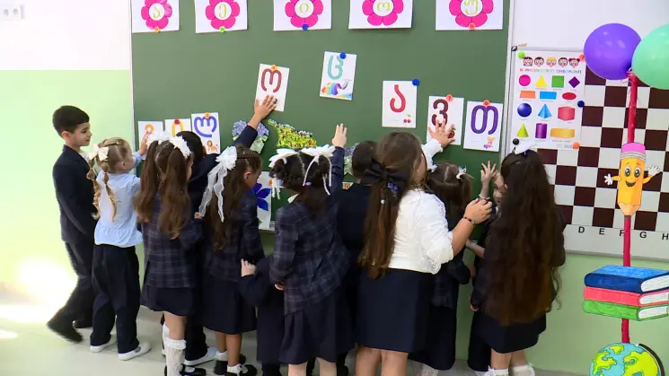 ახალი სასწავლო წელი დაიწყო - 45 000 პირველკლასელმა სკოლაში პირველად დარეკილ ზარს მოუსმინა
