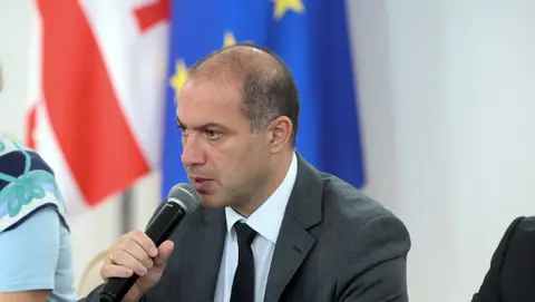 "ყველა იმ სკოლასთან მიმართებაში, რომელიც რუსთავში ექვემდებარება რეაბილიტაციას ან ახალ მშენებლობას, პროცესები დაძრულია" - გივი მიქანაძე