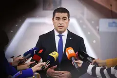 შალვა პაპუაშვილი IRI-ის კვლევაზე: სარკეში დაინახეს თავისი მახინჯი პოლიტიკური სახე და იფიქრეს, რომ თუ სარკეს თვალს აარიდებენ, რეალობას გაექცევიან, მაგრამ რეალობა ყველას დაეწევა. ბევრჯერ დაეწია მათ რეალობა არჩევნებში და მომავალ არჩევნებშიც ყველას დაეწევა, ვინც კი ქვეყნის ინტერესების წინააღმდეგ წავა
