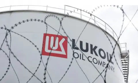 უკრაინამ „ლუკოილის“ ქარხანასა და „ტრანსნეფტის“ სადგურზე დარტყმები დაადასტურა