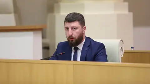 არჩილ გორდულაძე: ევროკომისიის კვლევამ ევროკავშირის ბიუროკრატიას ცივი წყალი გადაასხა. ხშირად ვხედავთ და ვისმენთ ქართველი ხალხის და მთავრობის განცალკევების, დაყოფის განცხადებებს, ქმედებებს. კვლევით აღმოჩნდა, რომ ქართველი ხალხი საქართველოს მთავრობას ენდობა