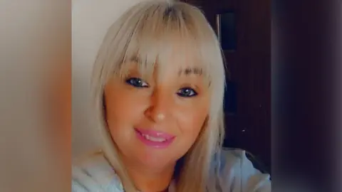 ინგა გუდაძე: ირმა ინაშვილო, სულ ნუ გაიწყვიტე შუბლის ძარღვი, რასაც შენ ახლა "ჩალიჩობ", ეგაა არამზადობა, პირდაპირ კობახიძეს ახსენებ აუგად და ყველაფერი რომ დააჯერო ხალხს, იმას ვერ დააჯერებ, რომ კობახიძემ სისტემა შექმნა ციხეებში